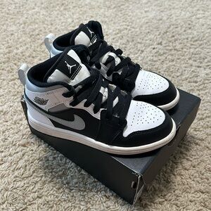 Kids Jordan 1 mid